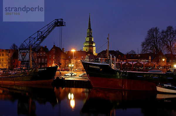 Stade westlich von Hamburg an der Elbe Niedersachsen Deutschland am Hafen mit der Kirche St. Cosmae