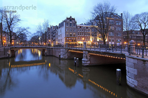 Amsterdam Nord Holland Niederlande Abendstimmung an der Leidesgracht