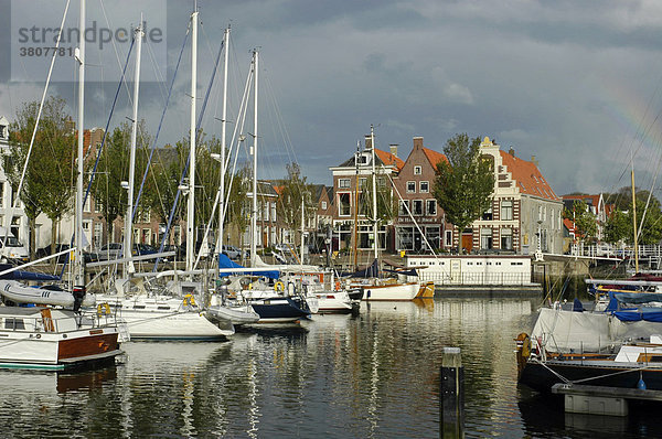 Schiffe im Binnenhafen  Harlingen  Friesland  Niederlande