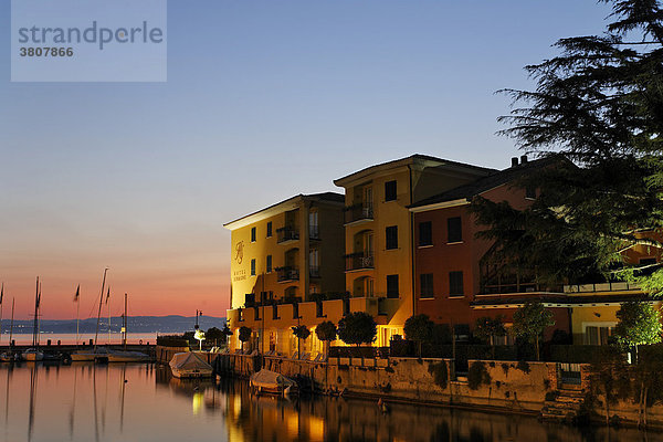 Kleiner Hafen und Hotels im Abendlicht Sirmione  Gardasee  Italien