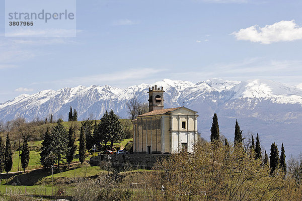 Kirche und dahinter das Monte Baldo Massiv  Sasso  Gardasee  Italien