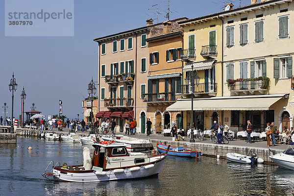 Häuser entlang der Via Fontana und Boote im Hafen  Lazise  Gardasee  Italien