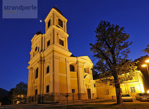 Beleuchtete Wallfahrtskirche am Hafnerberg in der Abenddämmerung  Niederösterreich  Österreich
