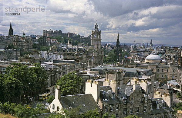Blick vom Calton Hill auf Waverly Market und Burg  Edinburgh  Schottland