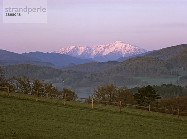 Blick zum Schneeberg bei Sonnenaufgang  Nöstach  Niederösterreich  Österreich