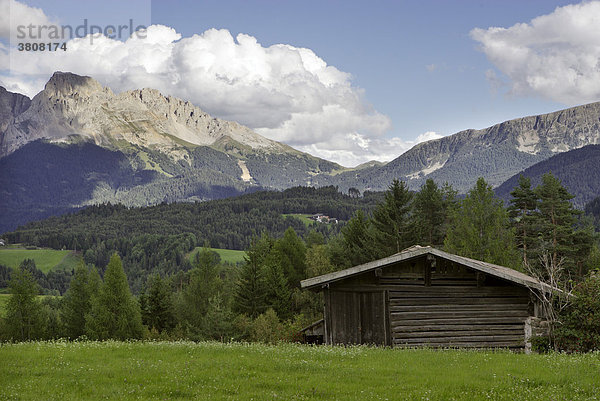 Hütte auf einer Wiese dahinter der Rosengarten  Deutschnofen oder Nova Ponente  Eggental  Südtirol  Italien