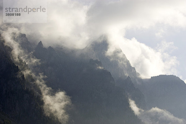 Morgennebel zieht über die Berge die über den Antholzer See aufragen Südtirol Italien
