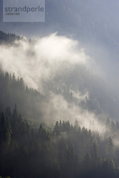 Morgennebel zieht über die Berge die über den Antholzer See aufragen Südtirol Italien