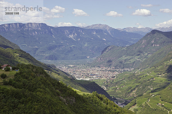 Stadt Bozen eingerahmt von Bergen  Südtirol  Italien