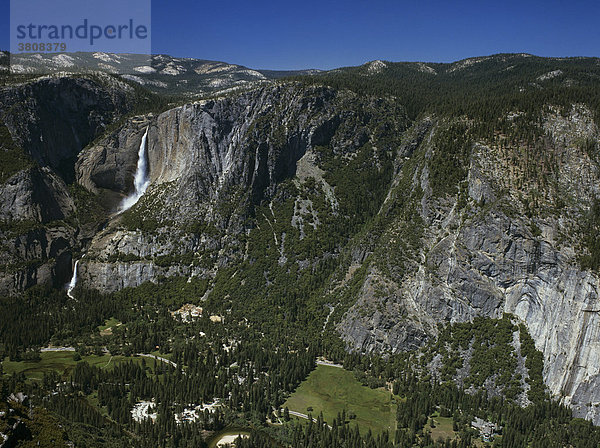 Oberer und Unterer Yosemite Wasserfall vom Glacier Point aus  Yosemite NP  Kalifornien  USA