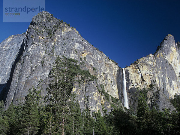 Bridalveil Wasserfall im Yosemite Valley  Yosemite NP  Kalifornien  USA