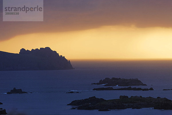 Blick aufs Meer bei Sonnenuntergang  Slea Head  Dingle Halbinsel  Kerry  Irland