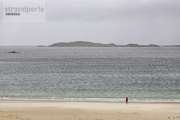 Stürmisches wetter an einem strand in Connemara  Galway  Irland