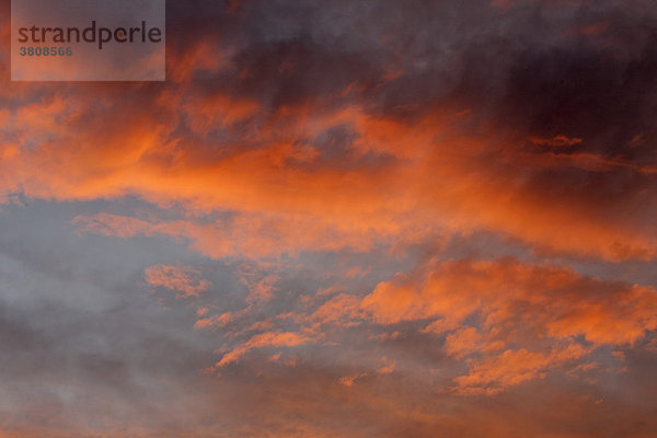 Farbenprächtige Wolken bei Sonnenuntergang  Österreich