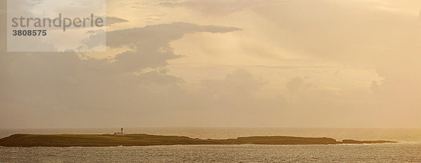 Leuchtturm auf kleiner Insel beim Malin Head  Donegal  Irland