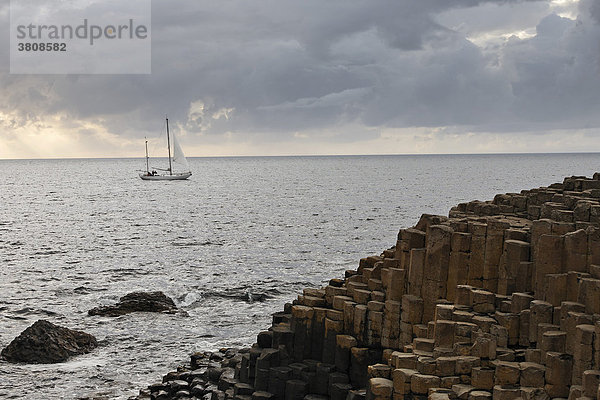 Segelschiff und Basaltsäulen des Giant¥s Causeway  Londonderry  Nordirland