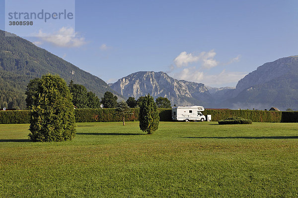 Campmobil auf grüner Wiese am Campingplatz und Freizeitsee Zenz  Pichl Großdorf  Steiermark  Österreich