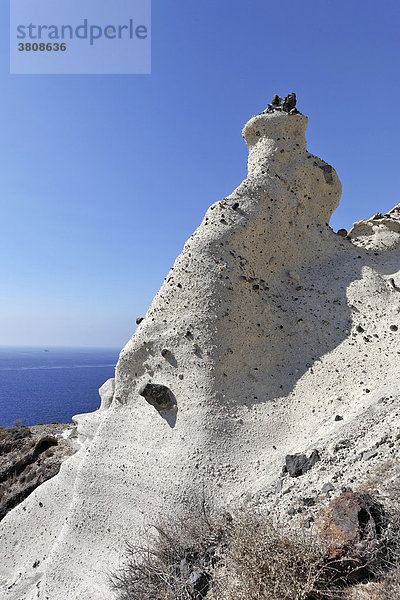 Weiße Tuffsteinfelsen nahe dem Hafen Ammoudi  Oia  Santorin  Griechenland