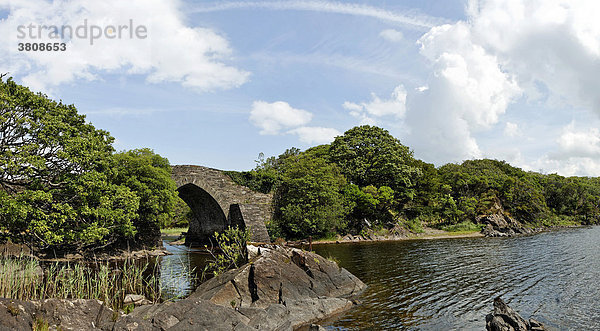 Bricin Brücke eine alte Steinbrücke am Muckross See  Killarney Nationalpark  Irland