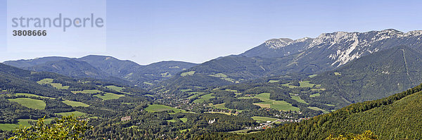 Raxmassiv und der Ort Reichenau  Niederösterreich  Österreich