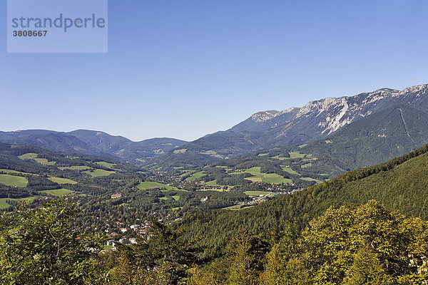 Raxmassiv und der Ort Reichenau  Niederösterreich  Österreich