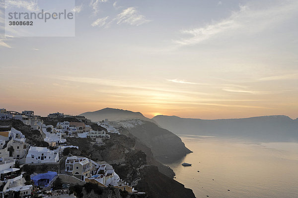 Sonnenaufgang über dem Ort  Oia  Santorin  Griechenland