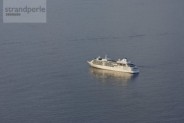 Kreuzfahrtschiff  Imerovigli  Santorin  Griechenland