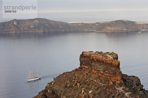 Segelschiff und Skaros Felsen  Imerovigli  Santorin  Griechenland