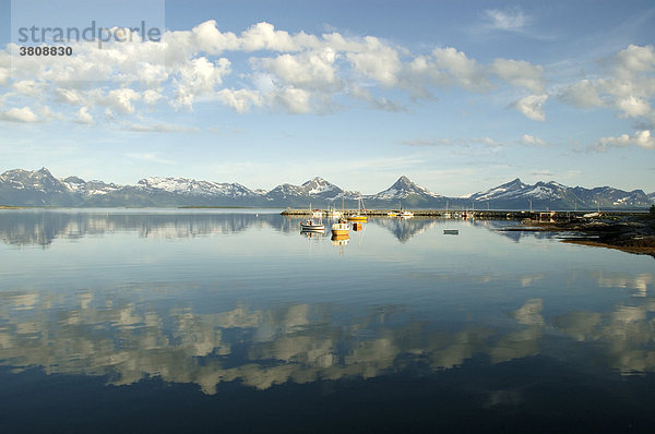 Der Hafen Skutvik mit Blick auf die Lofoten  Norwegen