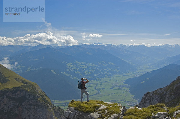 Wanderer im Rofangebirge mit Blick über Inntal ins Zillertal  Alpen  Tirol  Österreich