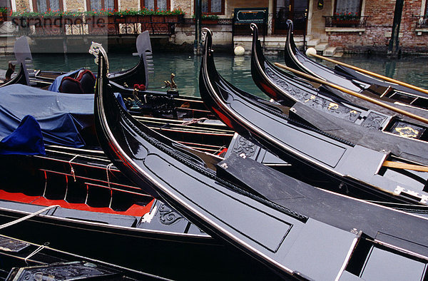 Venezianische Gondeln in Venedig  Veneto  Italien