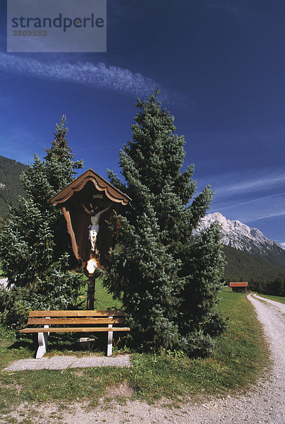 Marterl mit Bank im Mieminger Tal  Tirol  Österreich
