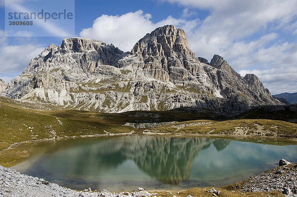 Einserkogel (Cima Una) mit Spiegelung in den Bödenseen  Sextener Dolomiten  Südtirol  Italien