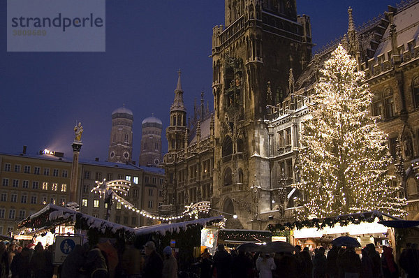 Christkindlmarkt am Marienplatz mit Rathaus in München  Bayern  Deutschland