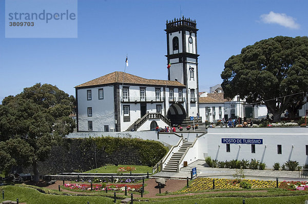 Rathaus und Park von Ribeira Grande  San Miguel  Azoren  Portugal