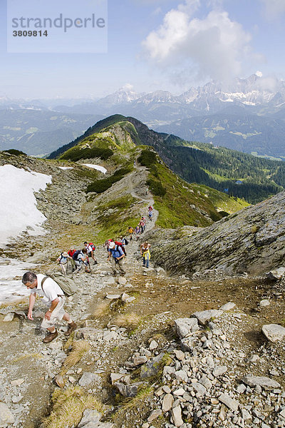 Wandergruppe Richtung Rippeteck (2126m) in der Dachstein - Tauern Region  Steiermark  Österreich