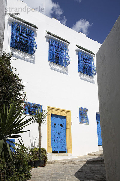Schmale Gasse durch die typisch weiss - blauen Häuser in Sidi Bou Said  Tunesien