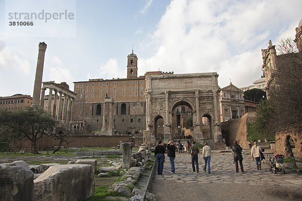 Forum Romanum mit Titusbogen  Säulen des Saturntempels und dem Kapitol  Rom  Italien