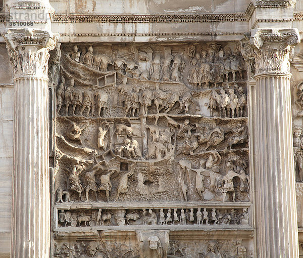 Detailszene Titusbogen im Forum Romanum  Rom  Italien