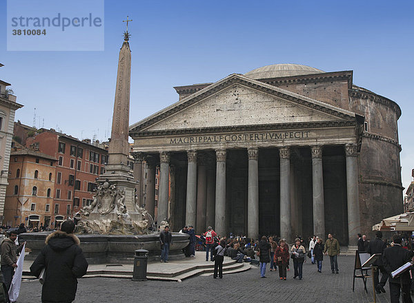 Pantheon an der Piazza della Minerva mit ägyptischem Obelisk  Rom  Italien