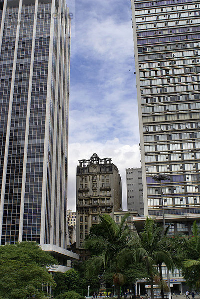 Hochhaus aus den 1920er Jahren zwischen modernen Wolkenkratzern  Sao Paulo  Brasilien