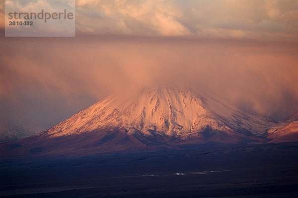 Vulkan Licancabur in Wolken  Atacama-Wüste  nördliches Chile  Südamerika