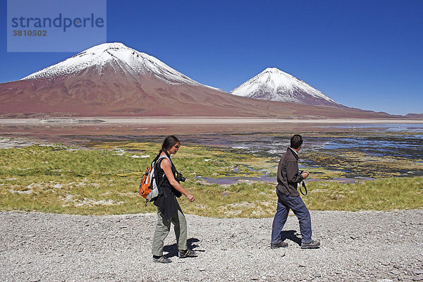 Laguna Verde und rechts Vulkan Licancabur  Bolivien an der Grenze zu Chile  Südamerika