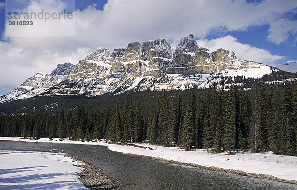 Bow River im verschneiten Banff National Park  Alberta  Canada
