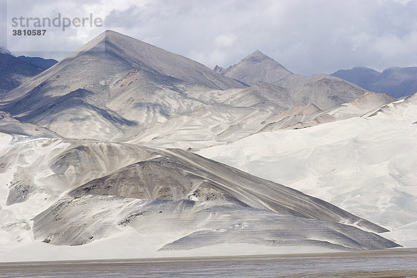 Asien  china blick vom karakorum highway auf das pamirgebirge an der seidenstrasse