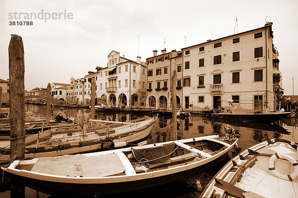 Gebäude und Boote am Fluß Vena in Chioggia  Venezien  Italien