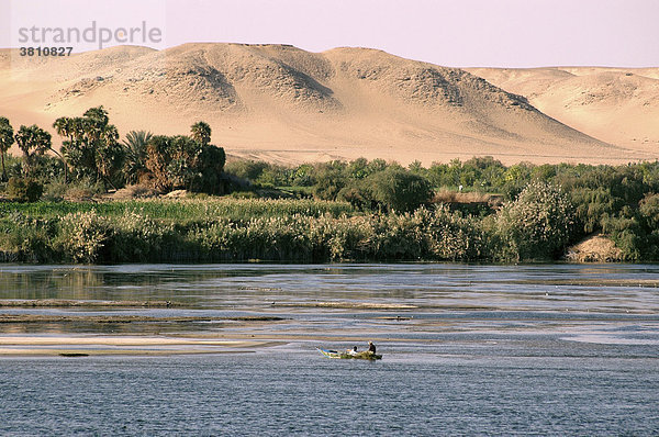 Uferlandschaft am Nil mit Fischerboot  Oberägypten  Ägypten  Afrika