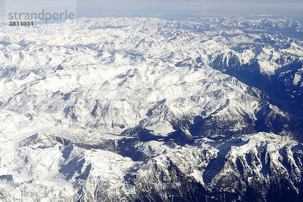 Blick aus dem Flugzeug  Alpen