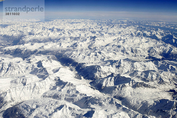 Blick aus dem Flugzeug  Alpen