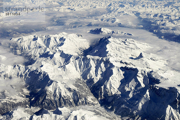 Blick aus dem Flugzeug  Alpen